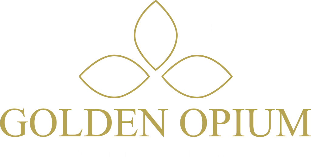 Logo Golden Opium Beauty Studio z eleganckim złotym motywem liści