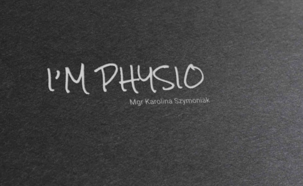 Napis I'm Physio na czarnym tle
