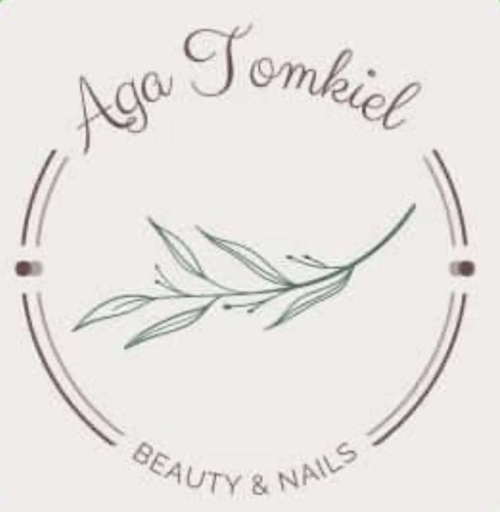 Logo Aga Tomkiel Beauty & Nails z delikatnym liściem