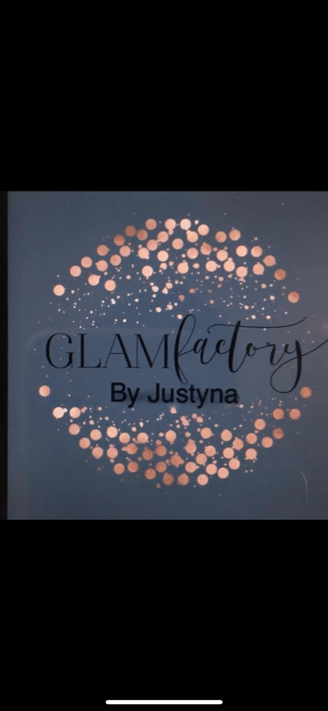 Logo GLAMfactory By Justyna z dekoracyjnym wzorem złotych kropek