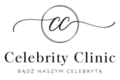 Kobieta w nowoczesnym, kolorowym ubraniu medycznym na tle jasnego wnętrza kliniki.