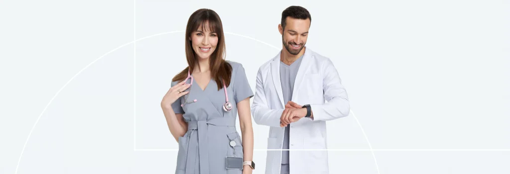 Kobieta i mężczyzna w nowoczesnej odzieży medycznej na jasnym tle