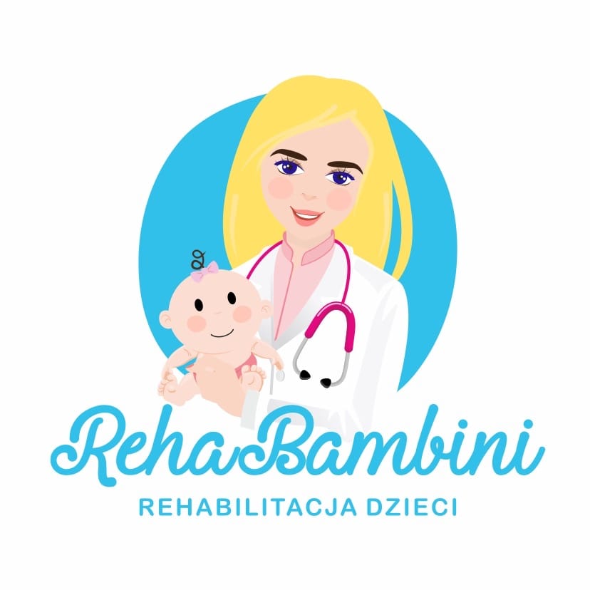 Lekarka pediatra w białym fartuchu trzyma uśmiechnięte dziecko