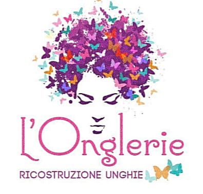 Kobieta z kolorowymi motylkami w kształcie włosów symbolizująca kreatywność i piękno w pielęgnacji dłoni.