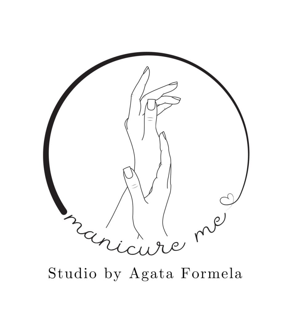 Delikatne ręce w minimalistycznym stylu z napisem manicure me dla profesjonalnej odzieży medycznej.