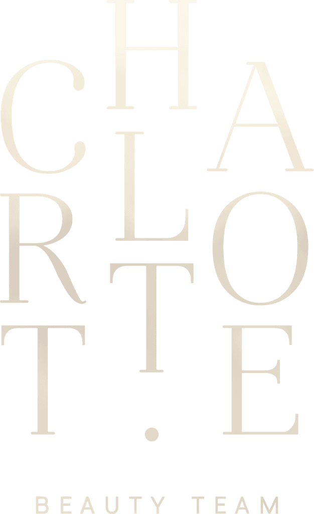 Kobieta ubrana w nowoczesny strój medyczny na jasnym tle