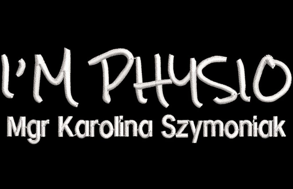 Haftowane napisy na odzieży medycznej z imieniem i nazwiskiem fizjoterapeuty