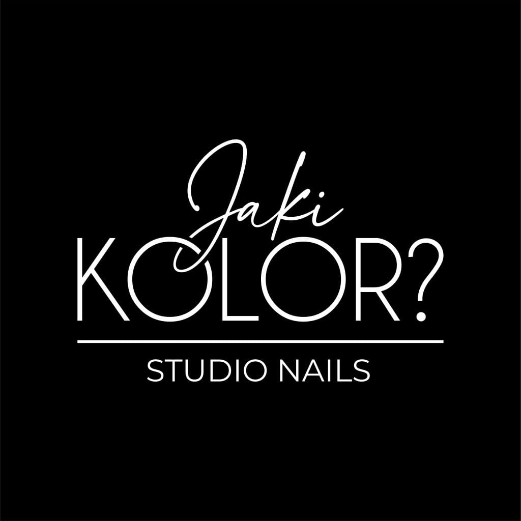 Logo studia paznokci z napisem Jaki kolor? Studio Nails na czarnym tle