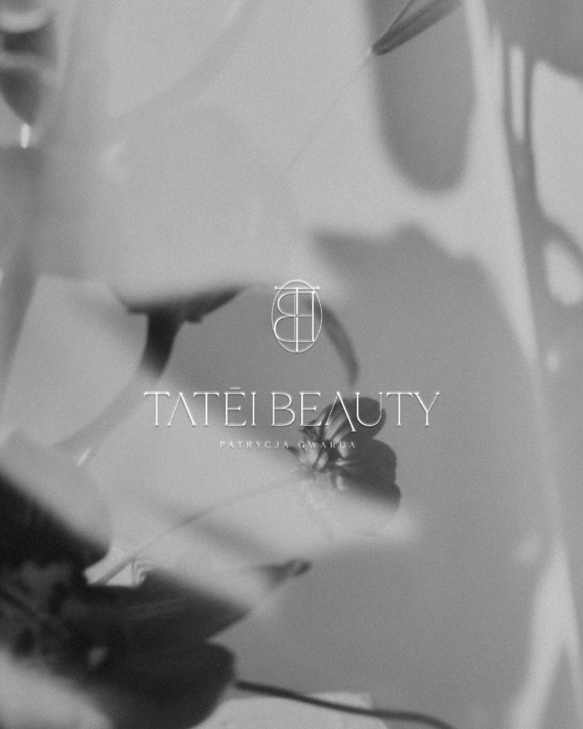 Delikatny czarno-biały motyw kwiatowy z logo Tatei Beauty.