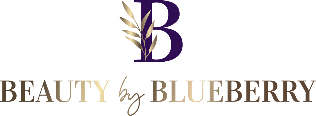 Logo Beauty by Blueberry z eleganckim złotym liściem na tle fioletowej litery B