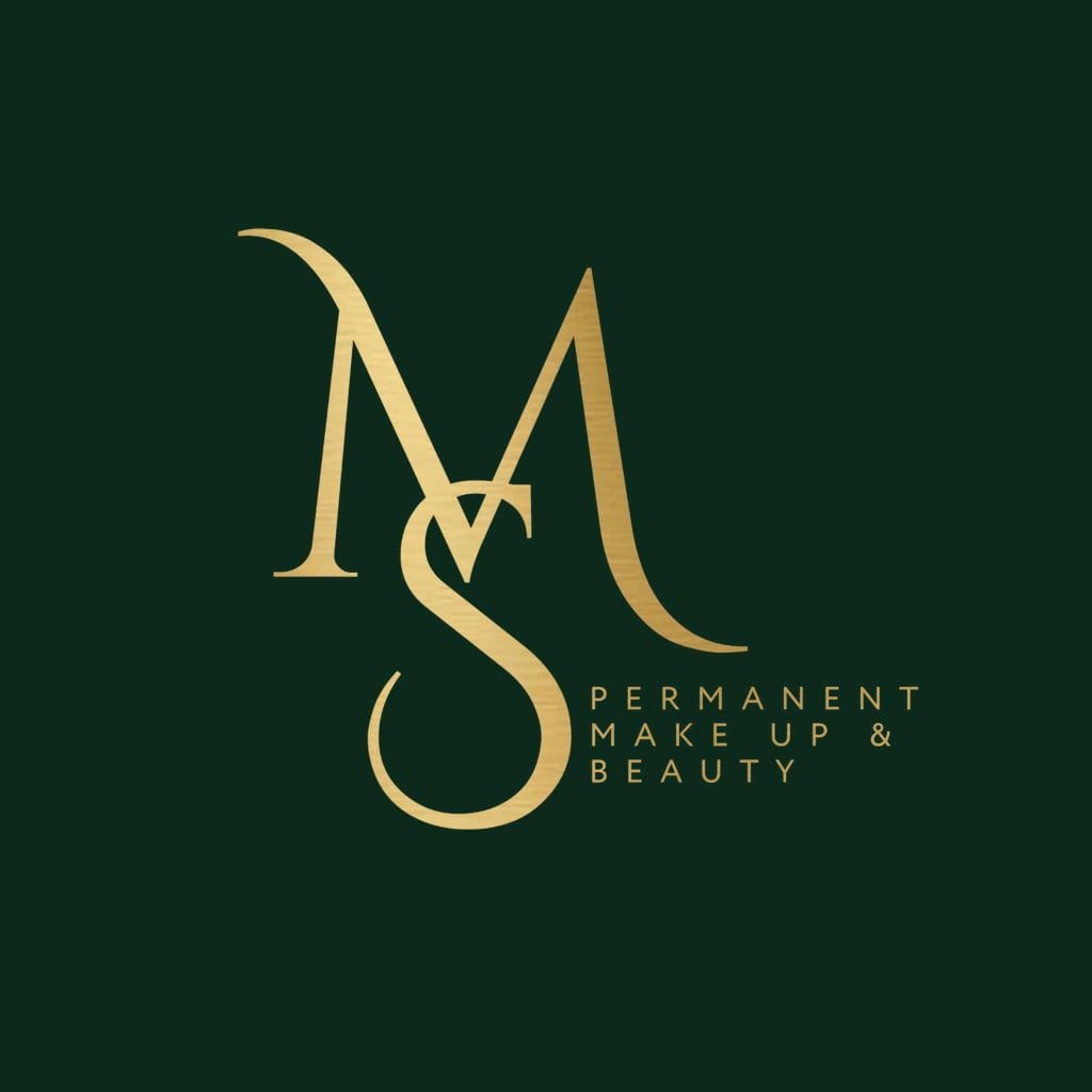 Złote litery MS na ciemnozielonym tle symbolizujące markę związaną z makijażem permanentnym i urodą