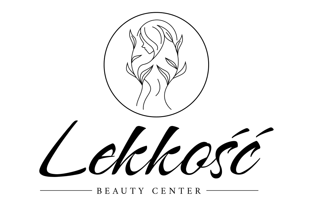 Młoda kobieta w eleganckim medycznym uniformie stojąca w jasnym wnętrzu kliniki.