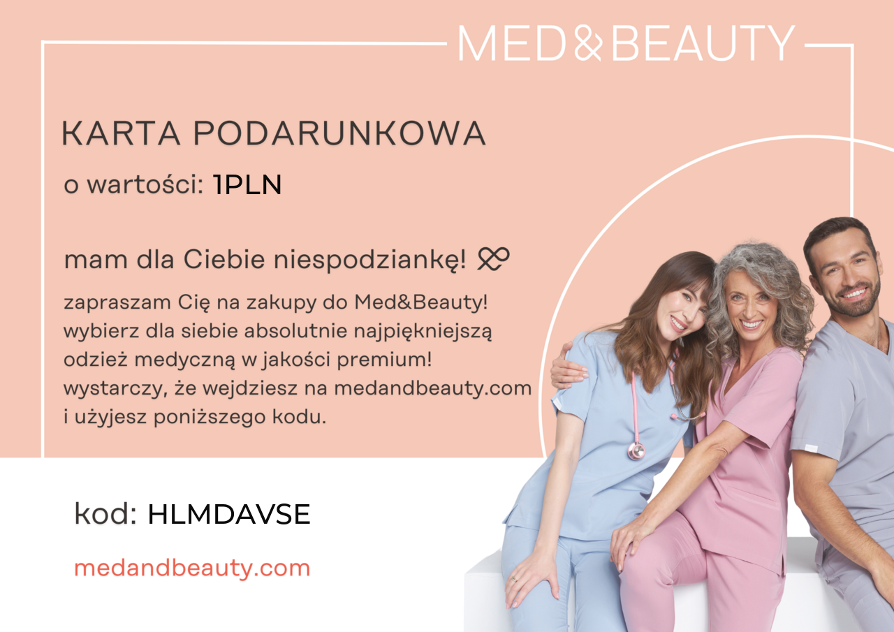 Trzy uśmiechnięte osoby w kolorowej odzieży medycznej na tle oferty karty podarunkowej Med&Beauty.