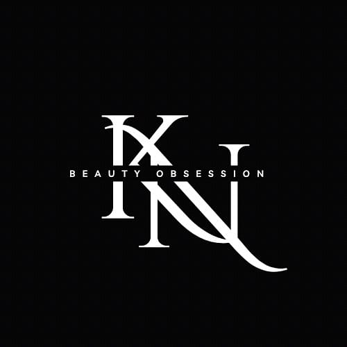 Logo marki Beauty Obsession na czarnym tle.