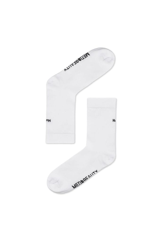 Białe skarpety medyczne z napisem MED&BEAUTY.