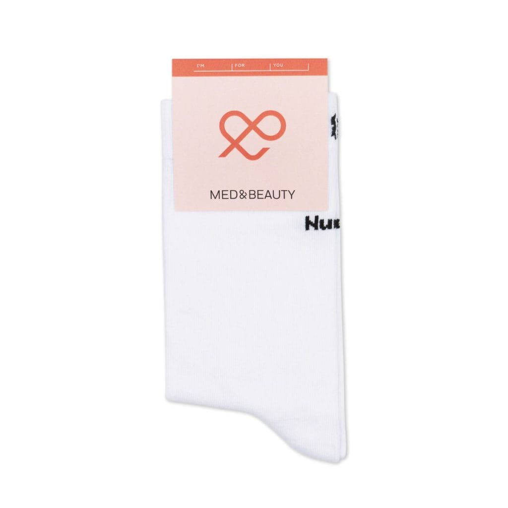 Białe skarpetki medyczne NURSE HERO z logo Med&Beauty.