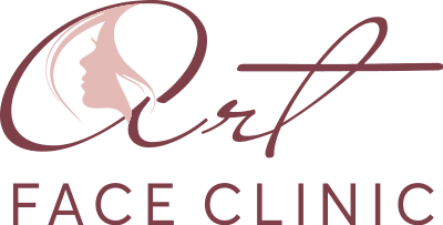 Logo kliniki medycyny estetycznej z eleganckim profilem twarzy i nazwą