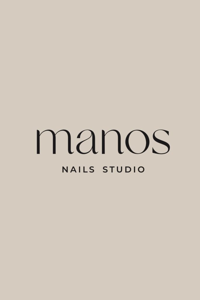 Logo studia manicure Manos Nails Studio na beżowym tle
