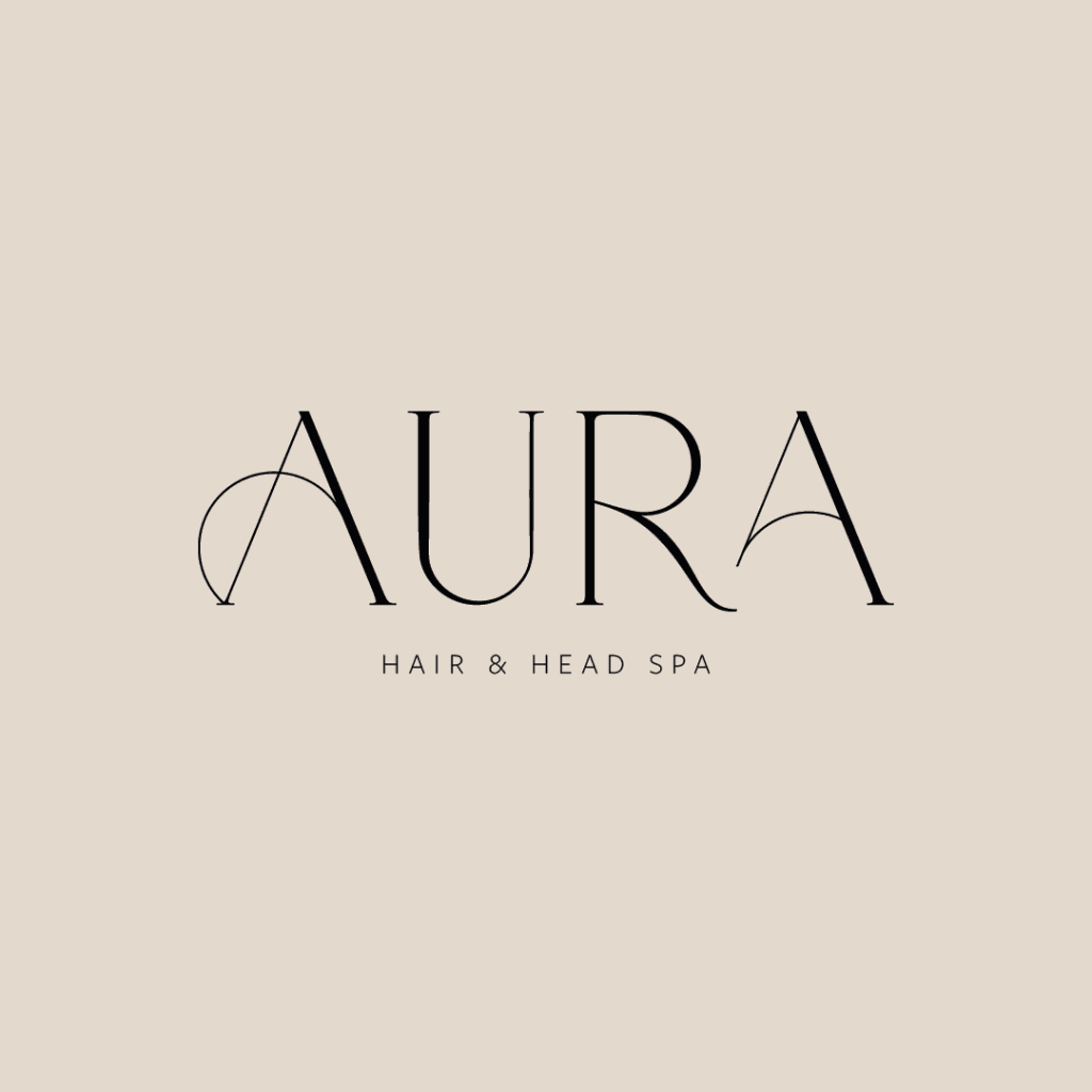Logo salonu AURA Hair & Head Spa na beżowym tle