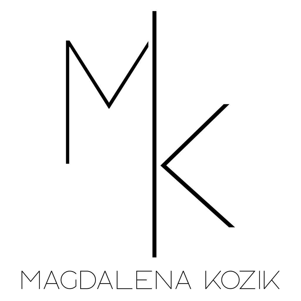 Kobieta w medycznym uniformie trzymająca stetoskop oraz tablet w nowoczesnej przychodni.