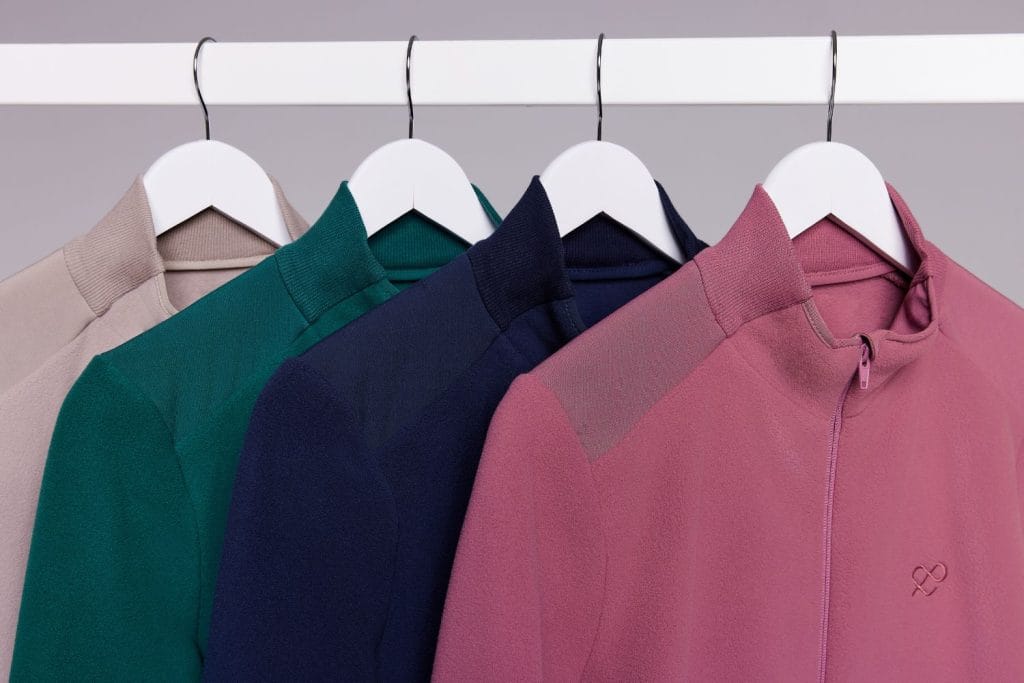 Kolorowe bluzy medyczne na wieszakach w różnych odcieniach