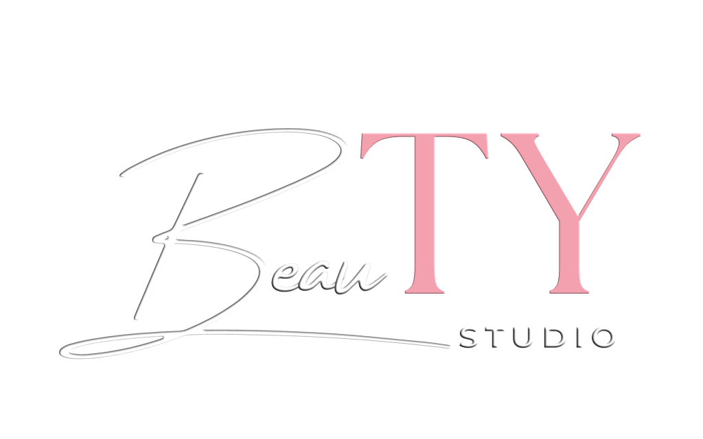 Logo BeauTY Studio z eleganckim różowym i białym napisem na czarnym tle