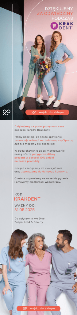 Dwie kobiety w kolorowej odzieży medycznej pozują z bukietem kwiatów na różowym tle.
