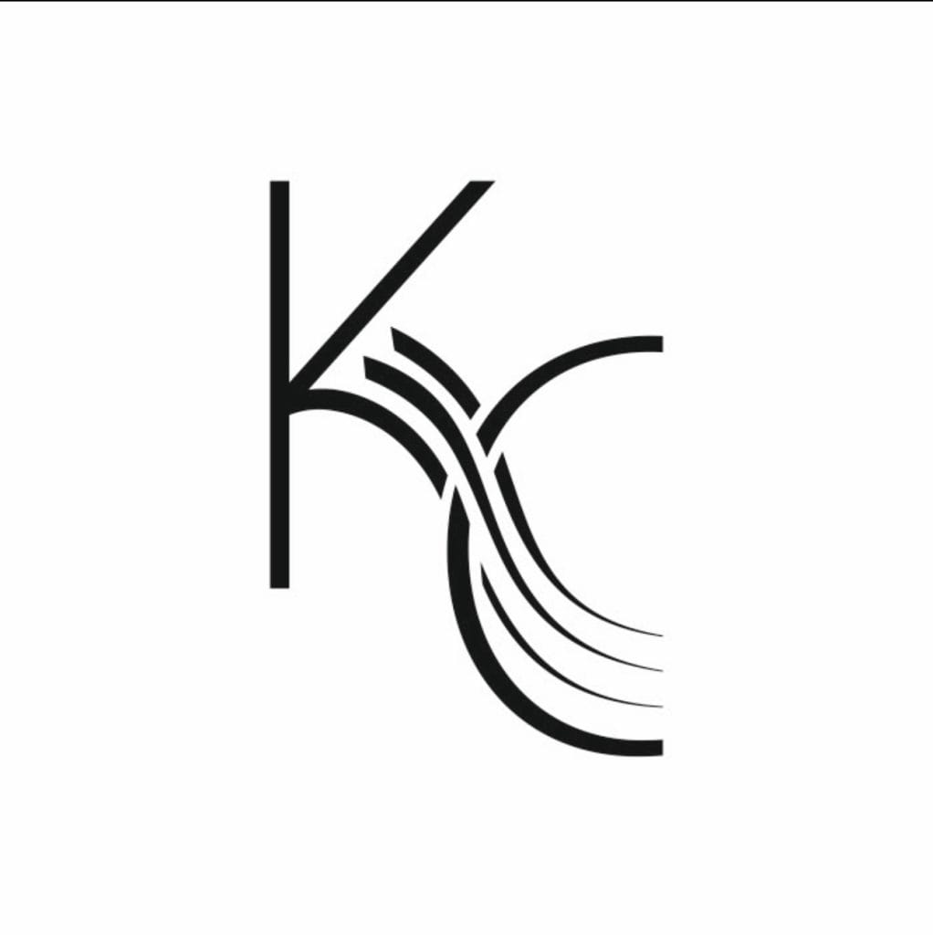 Logo medyczne z abstrakcyjnym motywem fal i literą K