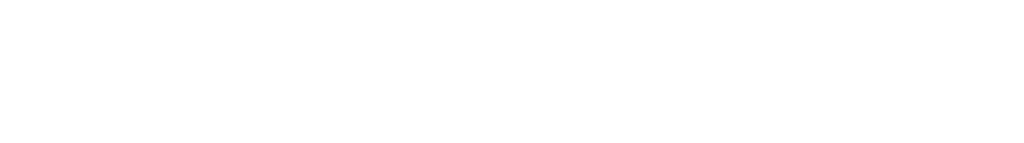 Kobieta w modnej medycznej bluzie i spodniach, uśmiechnięta i komfortowo ubrana do pracy.