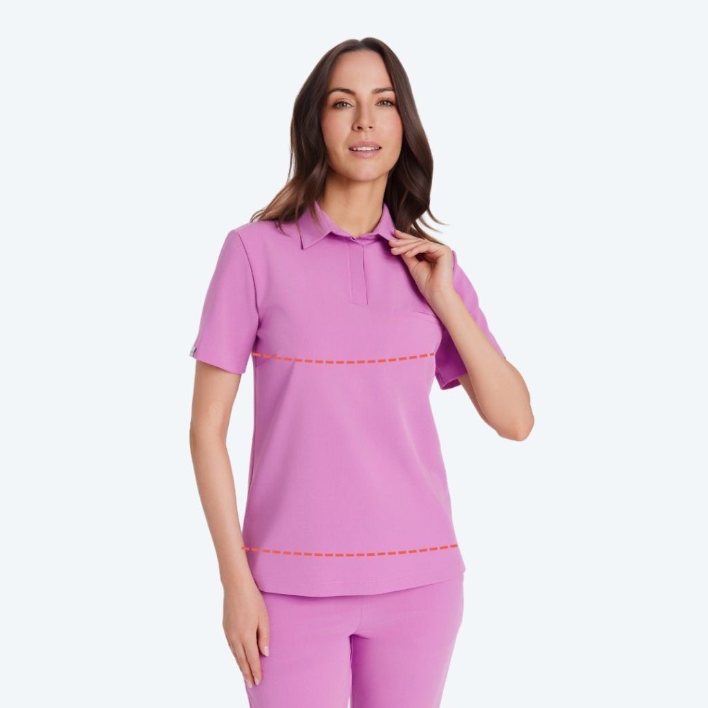 Kobieta w profesjonalnym różowym ubraniu medycznym na jasnym tle.