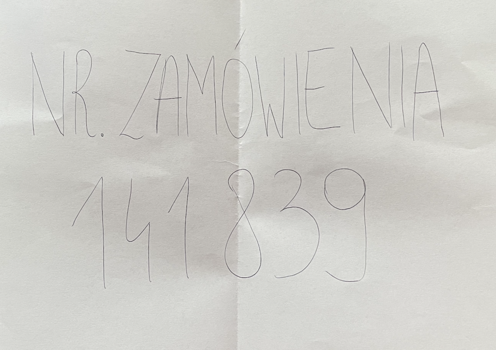 Kartka z ręcznie napisanym numerem zamówienia 141839
