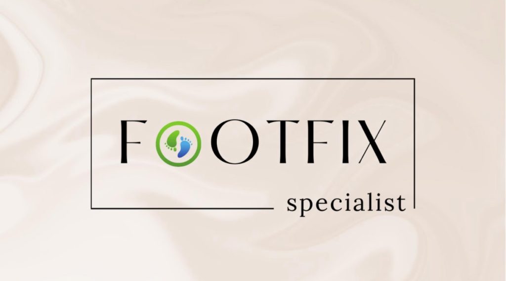 Logo specjalisty od pielęgnacji stóp Footfix z ikoną stóp w zielonym i niebieskim kolorze.