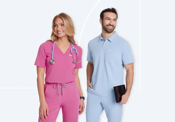 Para medyków w nowoczesnej, kolorowej odzieży medycznej na białym tle.