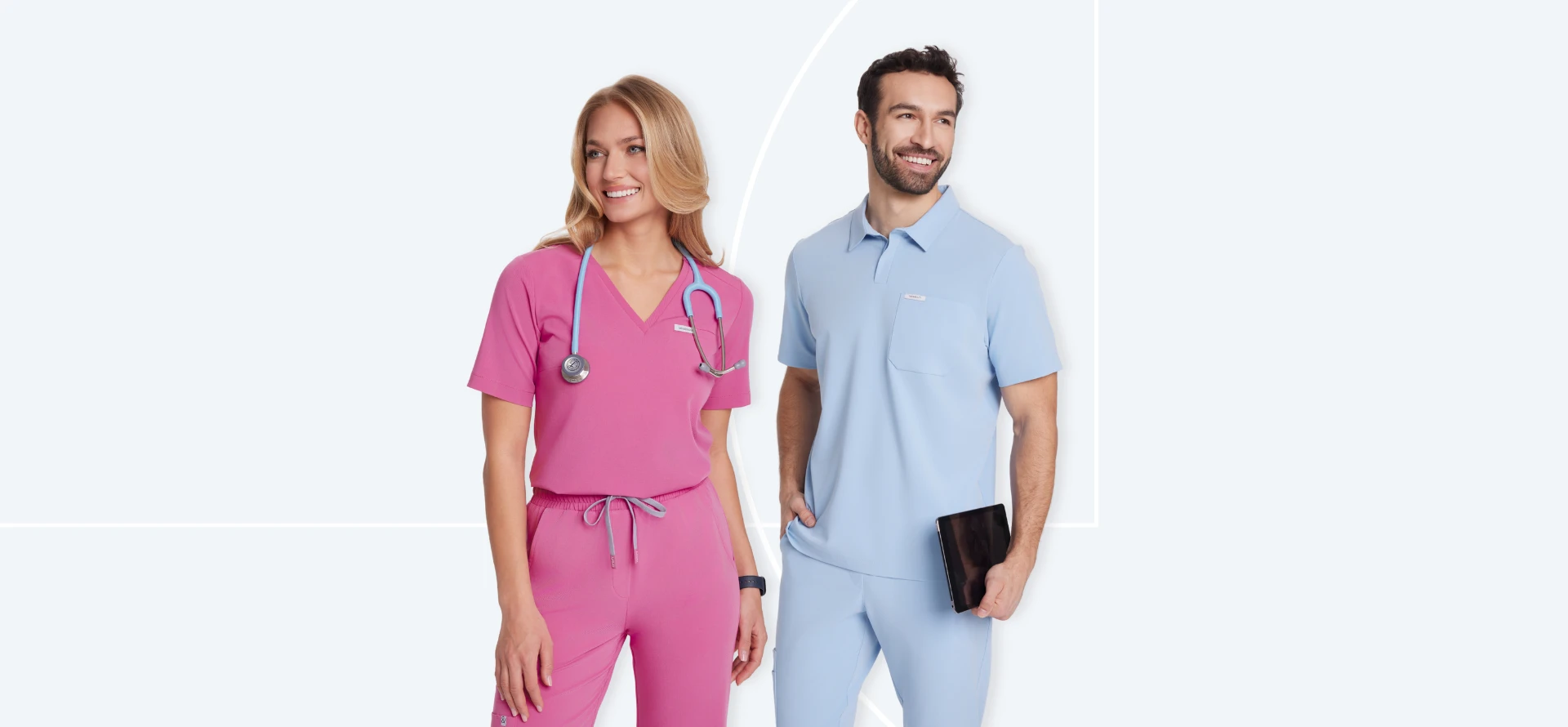 Para medyków w nowoczesnej, kolorowej odzieży medycznej na białym tle.