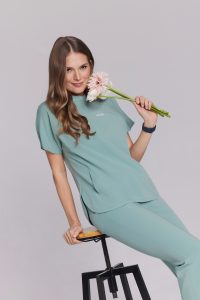 Women’s Medical Scrub Top – Basic Flex MROŹNA PISTACHIO
